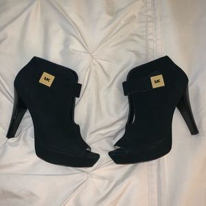 Michael Kors heels sz 9 black with gold emblem